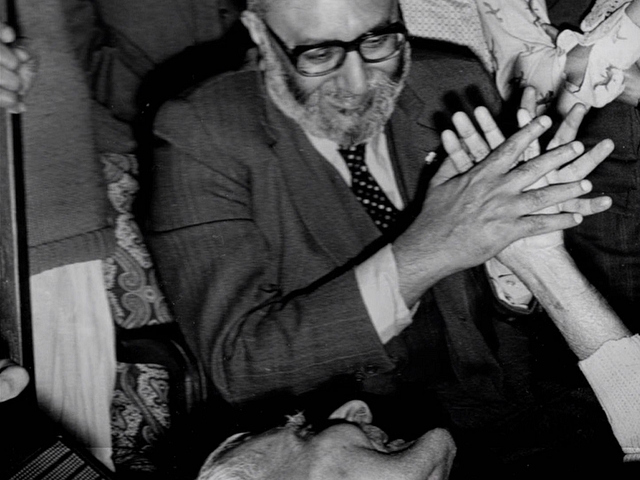 Nobel winning physicist Dr Abdus Salam with his former teacher Professon Anilendra Ganguly (Twitter/@Ehzan)