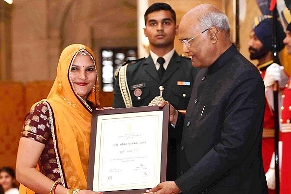 Ruma Devi receiving the Nari Shakti Puraskar (@KumariDiya/Twitter)