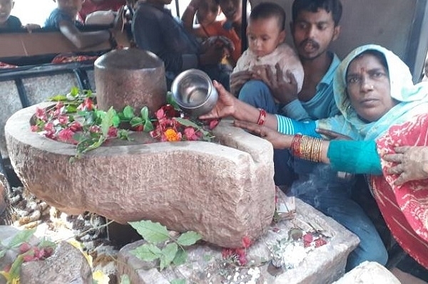 Villagers worshipping the unearthed Shivling (Image via Jagaran)