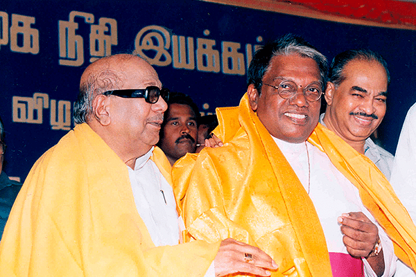 Bishop Ezra Sargunam (R) with DMK leader Karunanidhi (Source: @LegalKant/Twitter)