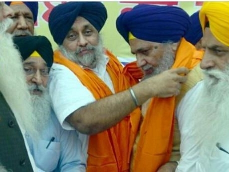 SAD chief Sukhbir Singh Badal with SGPC president Gobind Singh Longowal (Twitter/@UmarKhanBaba_)