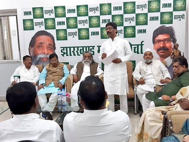 JMM executive president Hemant Soren with other party leaders (Twitter/@HemantSorenJMM)