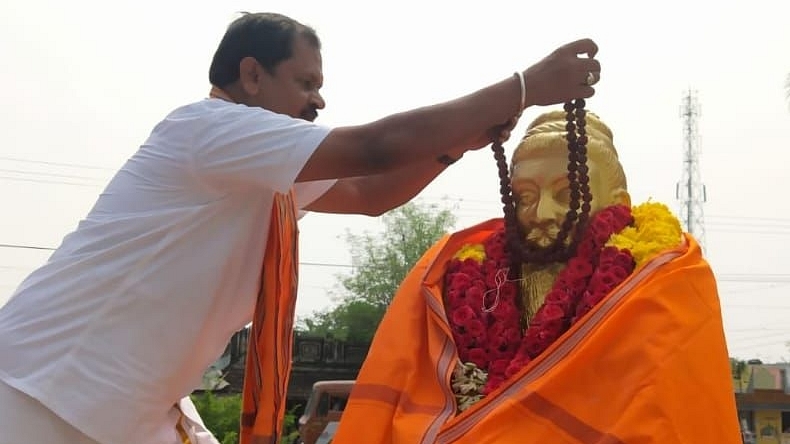 Vandalised By Miscreants, Tamil Saint-Poet Thiruvalluvar’s Statue Draped In Saffron Shawl, Garlanded By Hindu Leader