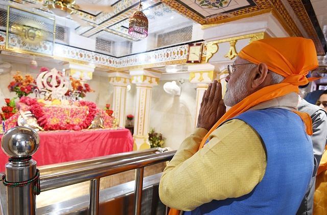PM Modi pays his respects at the Gurudwara Ber Sahib. (via Twitter)