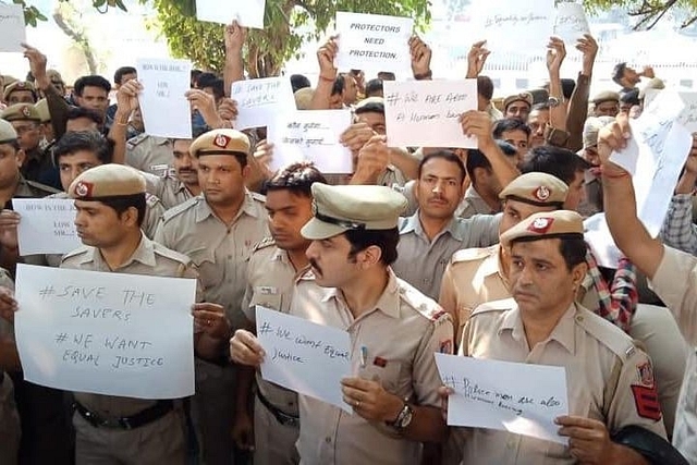 Delhi Police personnel protesting outside police HQ (Pic Via Twitter)