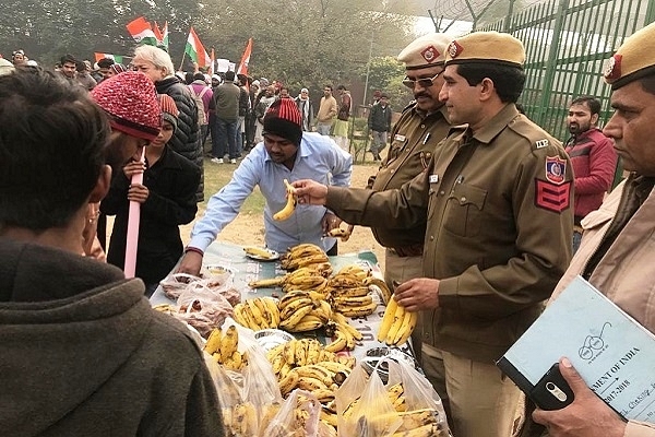 Delhi police offering refreshments to detained Anti-CAA protesters (@ANI/Twitter)