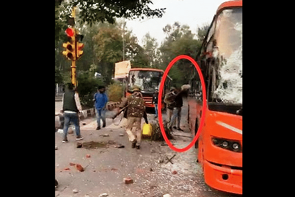 Photos used to “prove” that Delhi police was burning buses (Pic Via Manish Sisodia)