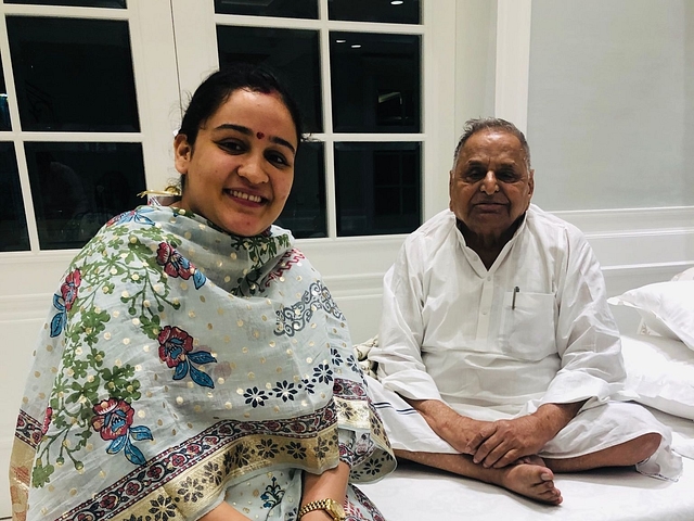 Aparna Yadav with former UP CM Mulayam Singh Yadav (Twitter/@aparnabisht7)