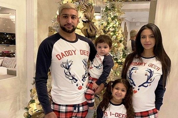 Boxer Amir Khan celebrating Christmas with his family (@amirkingkhan/Twitter)