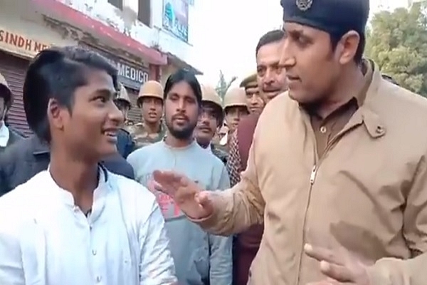 Etawah, SP Santosh Mishra with protesters (Pic Via Twitter)