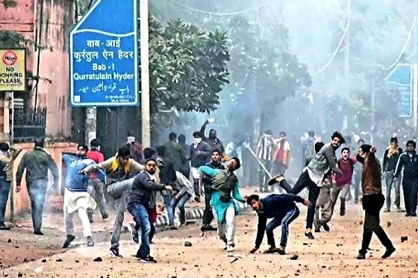 Protest by Jamia students (@rajshekhartoi/Twitter)