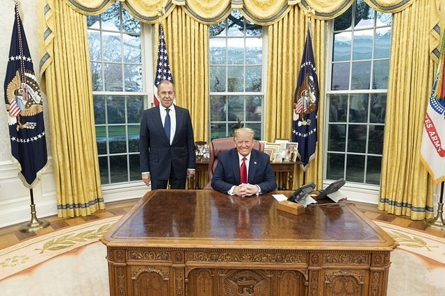 US President Donald Trump with Russian FM Sergey Lavrov in the Oval Office (Pic Via Twitter)