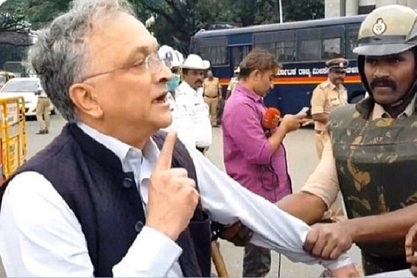 Historian Ram Guha arguing with cops (Pic via Twitter)