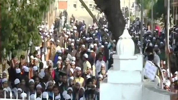 Students protesting at Lucknow’s Nadwa College (@smitaprakash/Twitter)