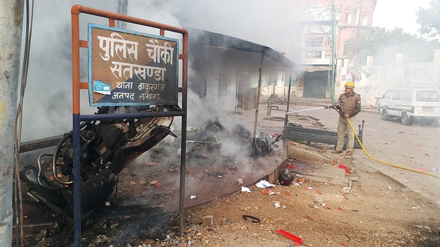 A police check post that was set ablaze in UP’s Lucknow (Twitter/@sbajpai2811)