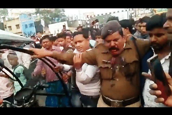 Injured police personnel being helped (Video screengrab)