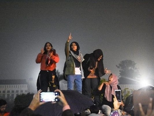 Ladeeda Sakhaloon (centre), Ayesha Renna (right) (Pic via Twitter)