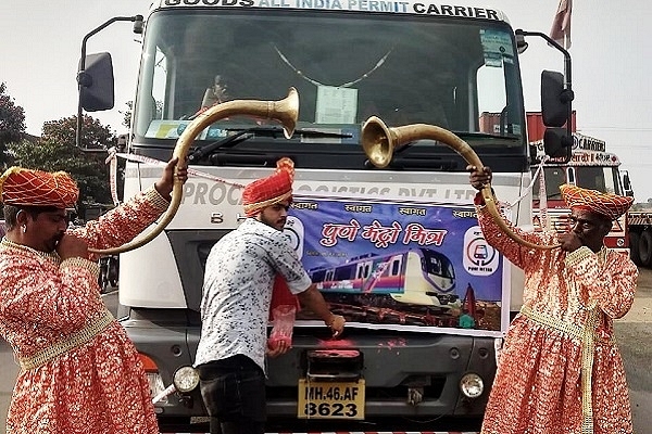 Pune Metro Mitra fan club welcoming the first rake (@metrorailpune/Twitter)