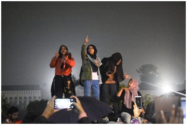 Ladeeda Sakhaloon (centre), Ayesha Renna (right). (Pic via Twitter)