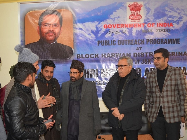 Union Minister Mukhtar Abbas Naqvi with locals in Jammu and Kashmir’s Srinagar (Twitter/@naqvimukhtar)