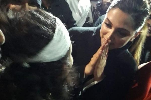 Deepika meeting JNUSU president Aishe Ghosh (Source: Twitter)