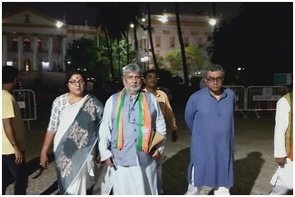 West Bengal: BJP Rajya Sabha Member Swapan Dasgupta And Visva Bharati VC  Held Hostage By SFI Activists For 6 hours