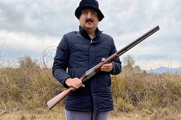 Pakistani Minister Ridiculed Over Comical Picture Of Him Waiting To Fight Indian Army When It Reclaims PoK