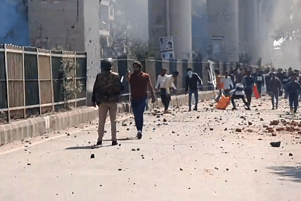 Anti-CAA protester pointing a gun at the cop (Saurabh Trivedi/Twitter)