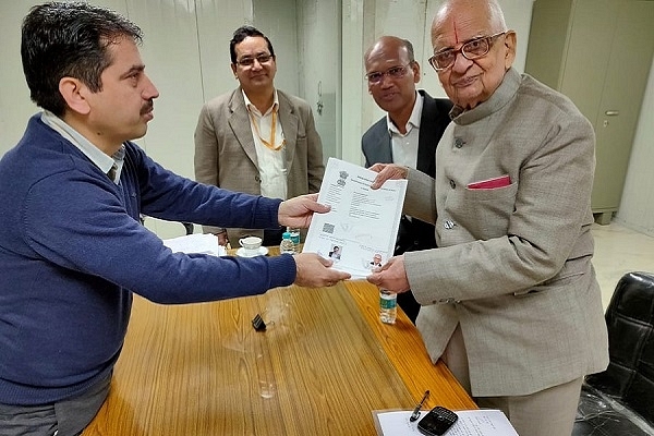 K Parasaran taking possession of the Ram Mandir trust document (@BBTheorist/Twitter)