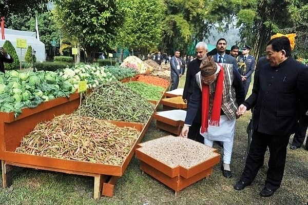 Prime MInister Modi inspecting organic vegetables (Twitter/@RajeshMulka86)