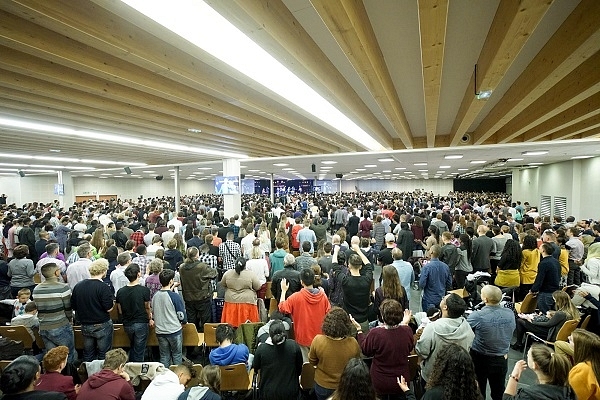 A congregation at the Christian Open Door church in France (Nathalieschnoebelen/Wikimedia Commons)