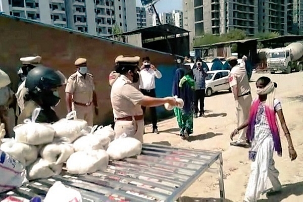 Delhi police distributing food packets&nbsp;