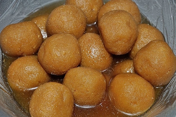 Nalen Gurer Rasgulla (Biswarup Ganguly/Wikimedia Commons)