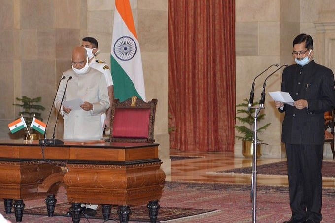 Sanjay Kothari taking the oath of the CVC at Rashtrapati Bhavan (Pic Via Twitter)