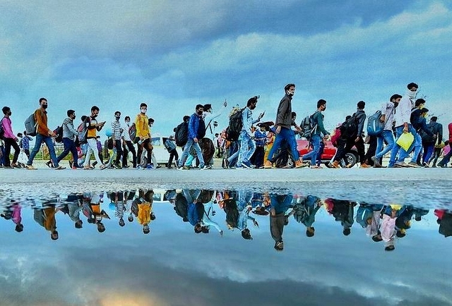 Migrant workers walk to their native villages after the announcement of 21-day nationwide lockdown.&nbsp;