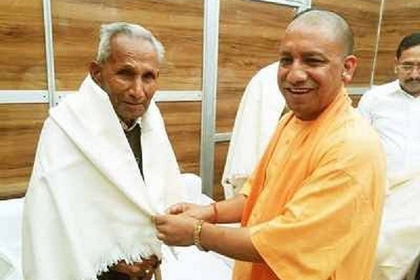 Yogi Adityanath with his father (@UdayMahurkar/Twitter)