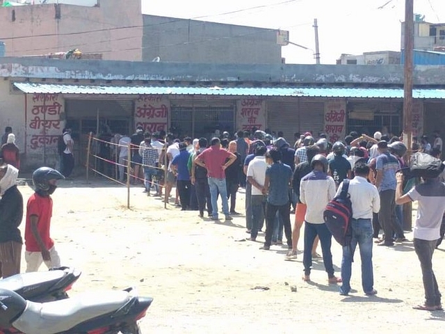 Crowd outside a liquor store (Representative image) (Twitter/@Commonman_i)