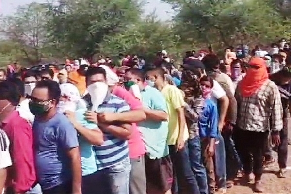 Crowd outside a liquor store in Chhattisgarh (@ANI/Twitter)