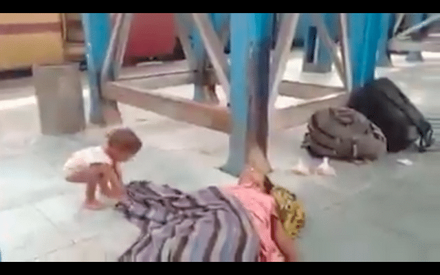 The toddler with her deceased mother at Muzaffarpur railway station (video screengrab)