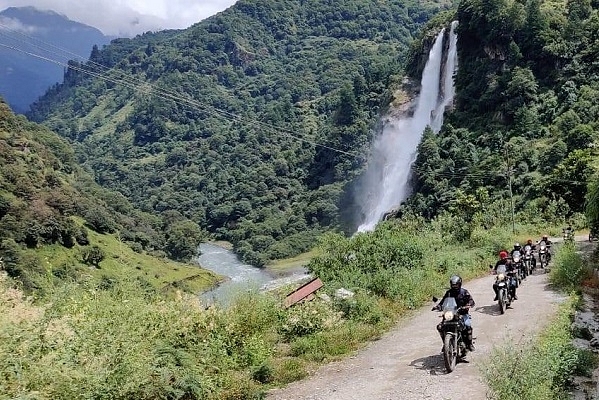 Army personnel on a biking expedition. (pic: Twitter)