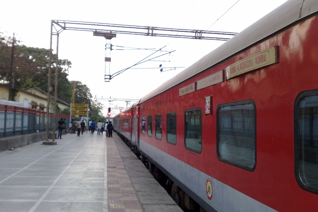 Mumbai-Delhi August Kranti Rajdhani Express at Palghar. (Superfast1111/Wikimedia Commons