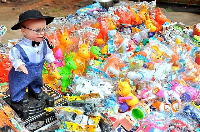 Chinese plastic toys. (Kannanshanmugam, shanmugamstudio, Kollam/Wikicommons)