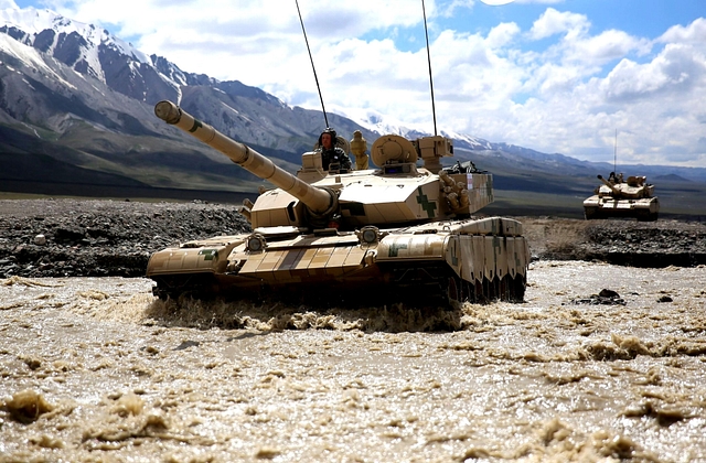 Chinese tanks at high altitude. (China Military/<a href="http://eng.chinamil.com.cn/">eng.chinamil.com.cn</a>)