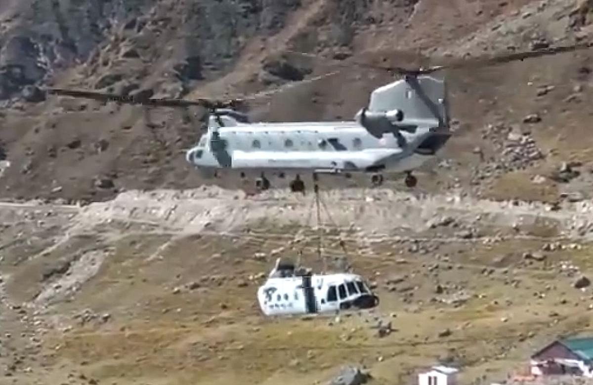 Watch: IAF’s Chinook Helicopter Airlifts Crashed Mi-17 From Kedarnath 