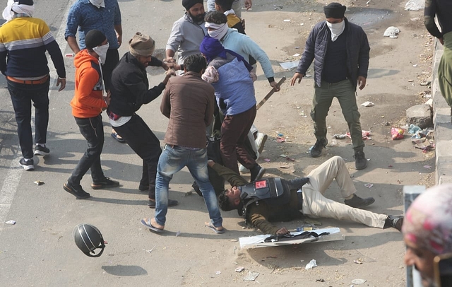 Farmers rally today quickly turned violent as protesters broke the pre-decided regulations, attacked police personnel (Source: @mistryofficial /Twitter)