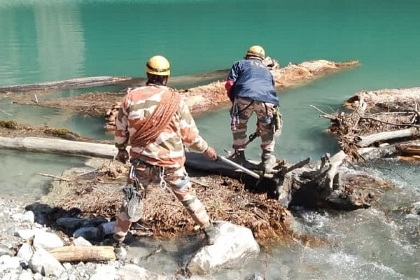 ITBP Jawans near natural lake in Uttarakhand (Image Credits: Twitter)