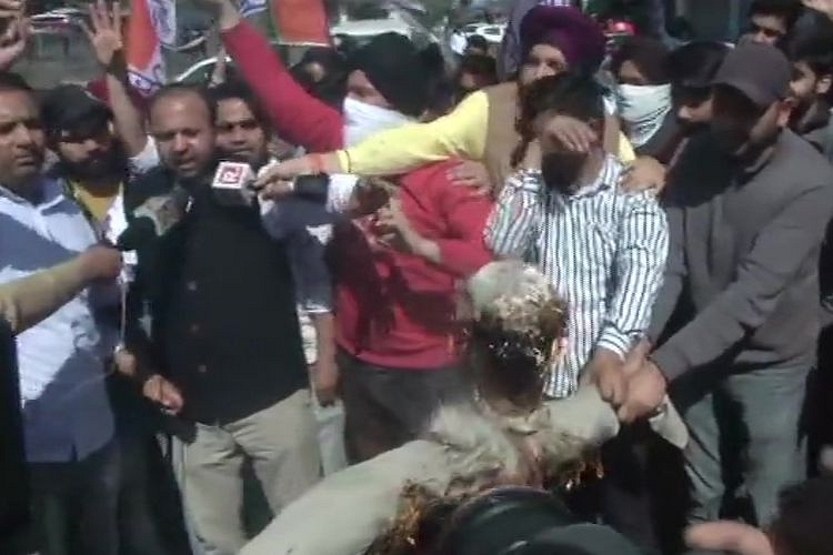 Jammu: Congress Workers Burn Effigy Of Senior Party Leader Ghulam Nabi Azad For Praising PM Modi