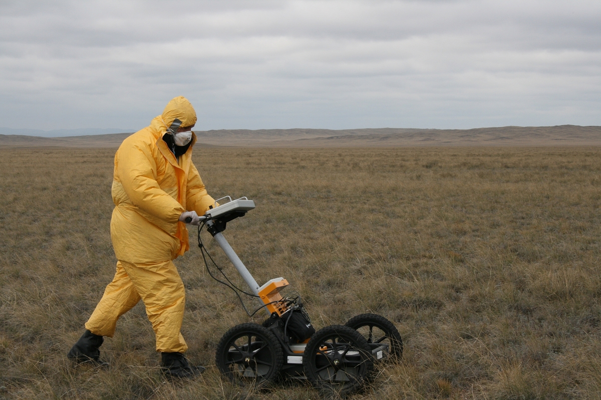 The use of a ground penetrating radar to detect changes in underground structures. (Photo: The Official CTBTO Photostream/Wikimedia Commons/Flickr)