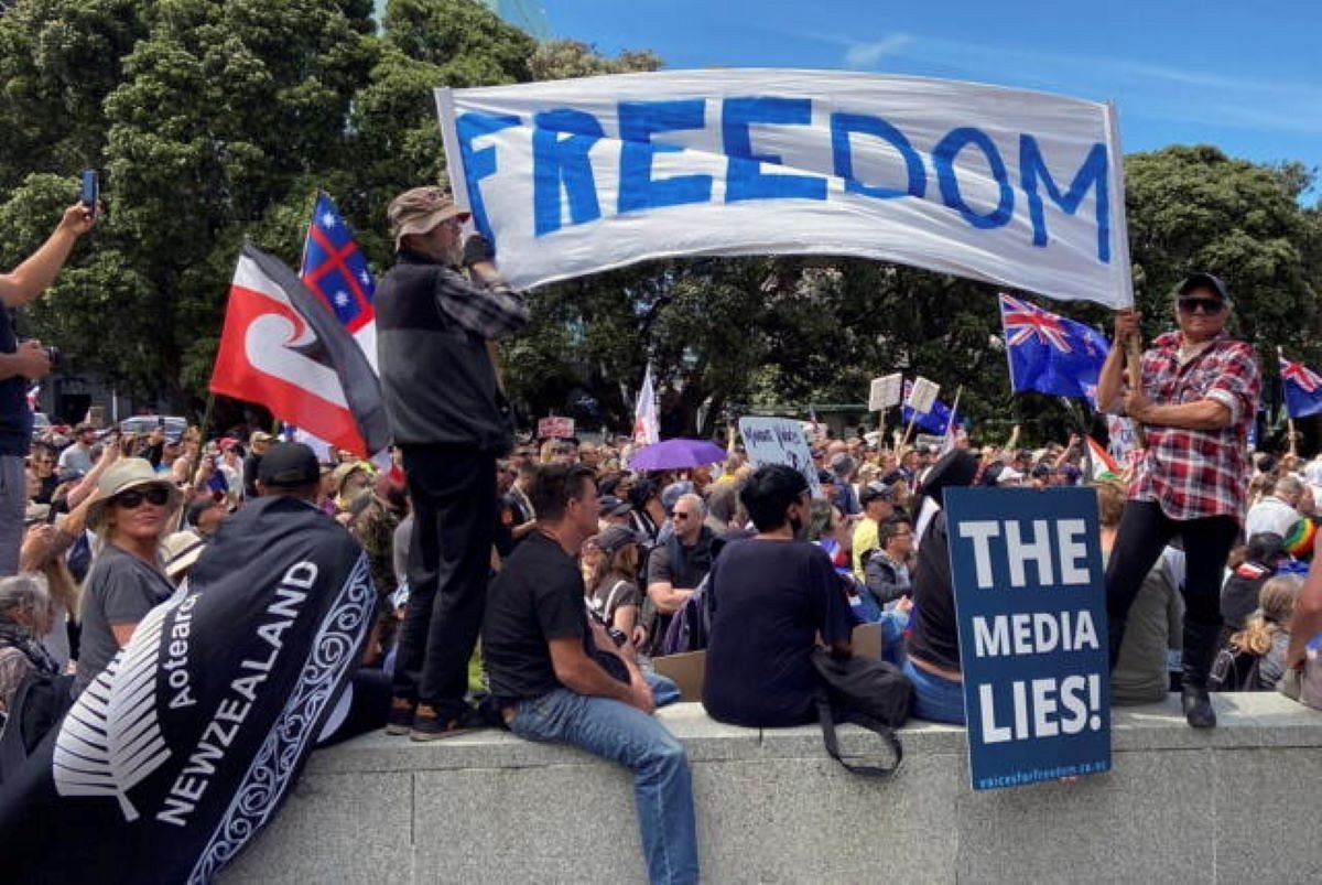New Zealand: Massive Protests Erupts Against PM Ardene Over Vaccine Mandates And Lockdowns, Cops And Reporters Attacked