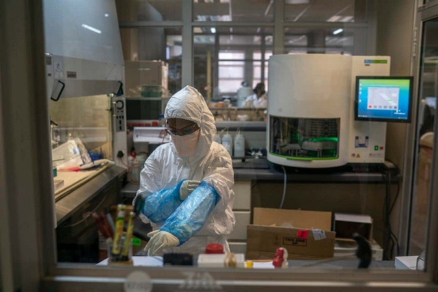 A scientist in a lab studying the omicron variant 